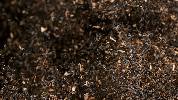 Стоп-кадр взрывающихся листьев сухого чая. — стоковое фото