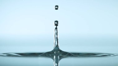 Açık mavi arkaplanda su sıçraması izole edildi