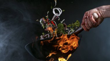 Wok Pan 'ın Dondurucu Hareketi ve Havadaki Uçan Malzemeler.