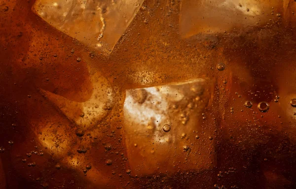 Cubi di ghiaccio con Cola, Macro Shot. — Foto Stock