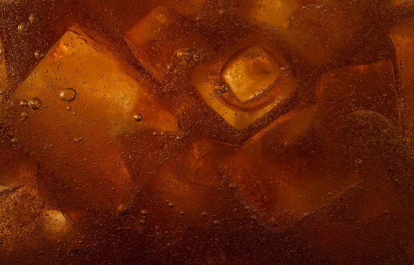 Eiswürfel mit Cola, Makroschuss. — Stockfoto
