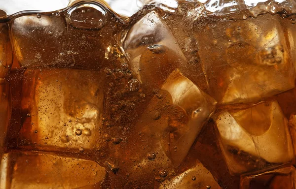 IJsblokjes met Cola, Macro Shot. — Stockfoto