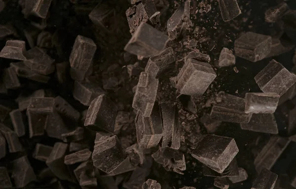 Prise de vue au gel de morceaux de chocolat éclatants — Photo