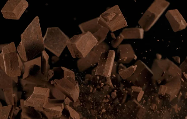 チョコレートチャンク爆発の凍結運動ショット — ストック写真