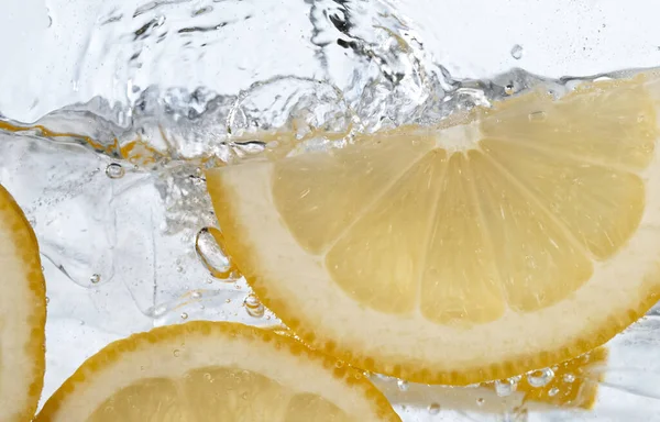 Čerstvá ovocná limonáda se šumivou vodou a kostkami ledu — Stock fotografie