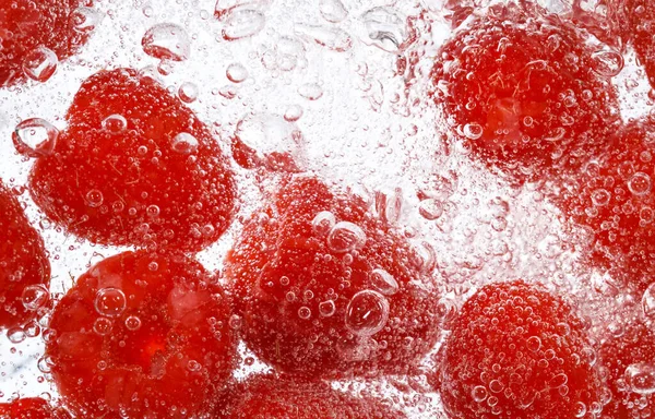 Limonada de frutas frescas com água espumante e cubos de gelo — Fotografia de Stock