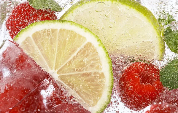Świeża lemoniada owocowa z wodą gazowaną i kostkami lodu — Zdjęcie stockowe