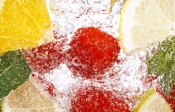 Limonada de frutas frescas con agua espumosa y cubitos de hielo —  Fotos de Stock