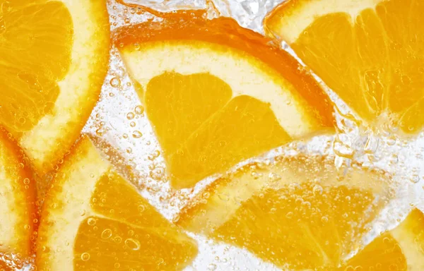 Buah segar Lemonade dengan Air berkilau dan Es Kubus — Stok Foto