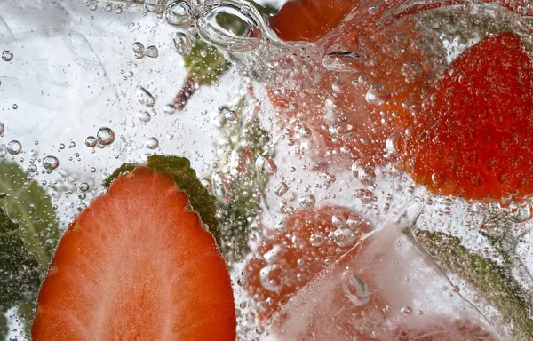 반짝 이는 물 과 얼음 용기가 달린 싱싱 한 과일 레몬 — 스톡 사진