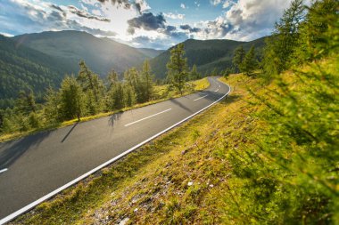 Avusturya Alplerinde motosikletli gezgin