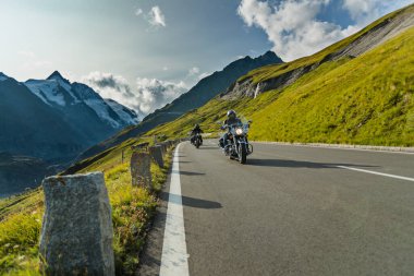 Avusturya Alplerinde motosikletli gezgin