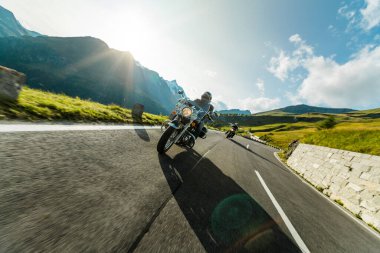 Avusturya Alplerinde motosikletli gezgin