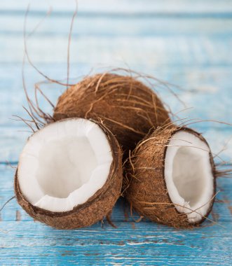 Ahşap arka planda hindistan cevizi parçaları