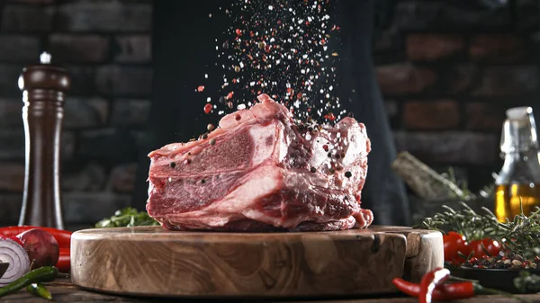 在美味的牛肉牛排上放盐和胡椒的特写 — 图库照片