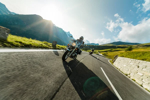 Motorradfahren in den österreichischen Alpen — Stockfoto