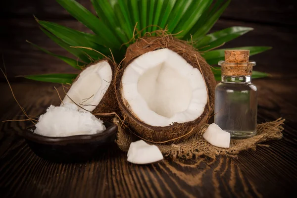 Piezas de coco aisladas sobre fondo de madera — Foto de Stock