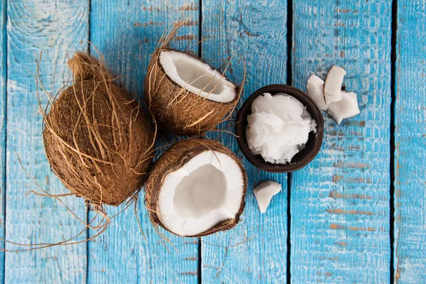 Ahşap arka planda hindistan cevizi parçaları