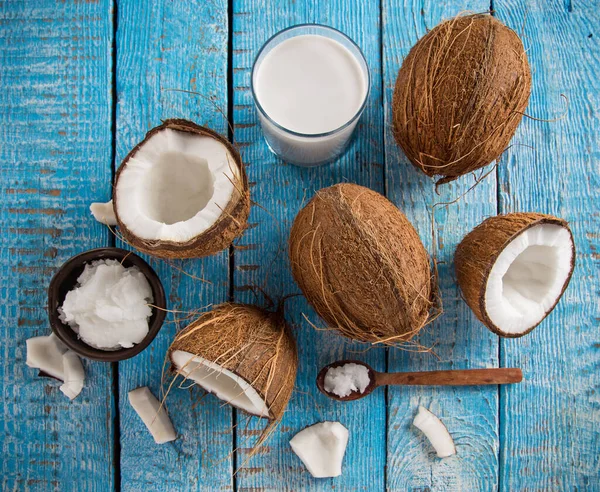 Peças de coco no fundo de madeira — Fotografia de Stock