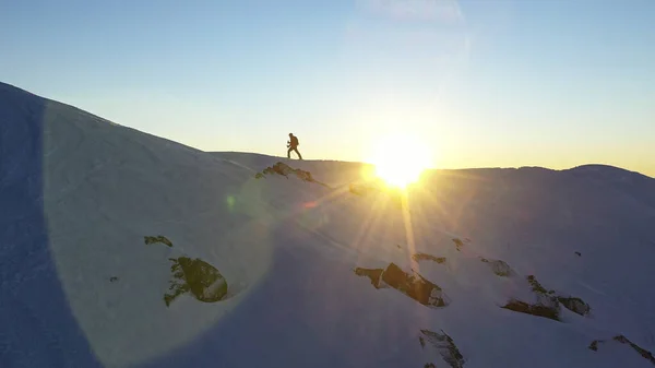 Vue aérienne du coucher de soleil de l'heure dorée avec un ski alpiniste en mouvement — Photo