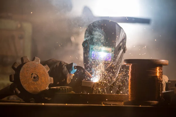Svářečka svařování kus železa nástroj — Stock fotografie