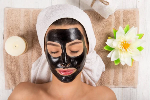 Schoonheid portret van brunette vrouw met zwart masker. — Stockfoto