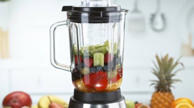 Taze meyve ve sebze karışımı. Karıştırılmış.