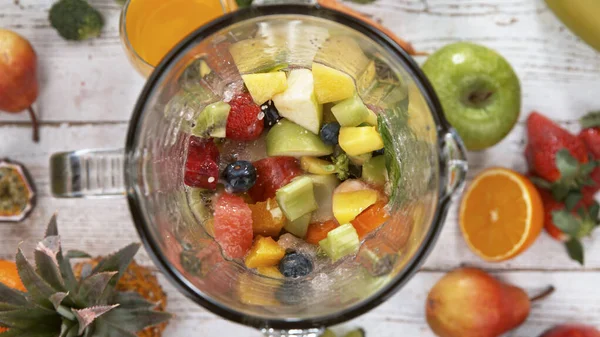 Smoothie aux fruits et légumes frais mélangé au mélangeur, vue de dessus. — Photo