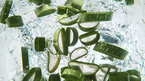 Aloe Vera coupe tombant dans l'eau — Photo