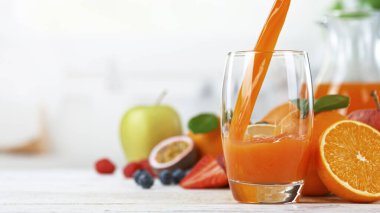 Taze Multivitamin Suyu Bardağa Dökülüyor