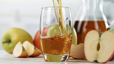 Taze elma suyu bardağa dolduruluyor.