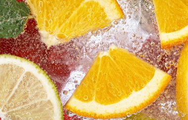 Taze meyve limonatasıyla köpüklü su ve buz küpleri.