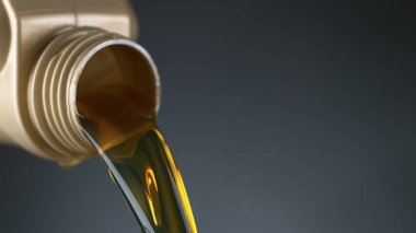 Plastik konteynırdan dökülen yağ