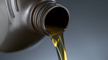 Plastik konteynırdan dökülen yağ