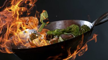 Wok Pan 'ın Dondurucu Hareketi ve Havadaki Uçan Malzemeler.