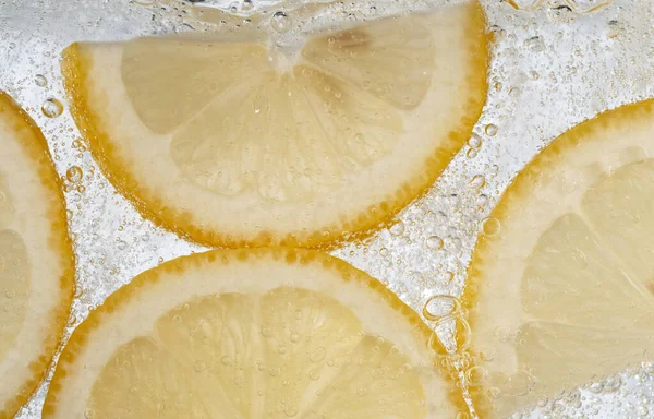 新鲜水果柠檬水与闪闪发光的水和冰块 — 图库照片