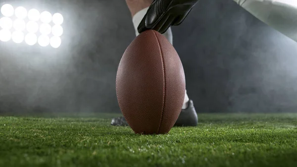Amerikansk fotboll-spelare sparkar bollen — Stockfoto
