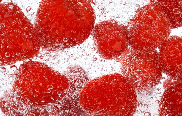 Fresh Raspberries Lemonade with Sparkling Water and Ice Cubes — Stock Photo, Image
