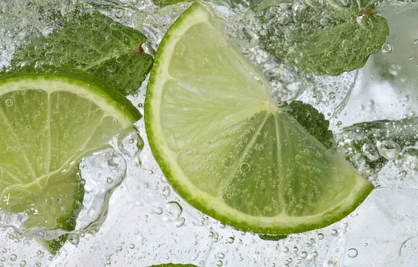 Taze meyve limonatasıyla köpüklü su ve buz küpleri. — Stok fotoğraf