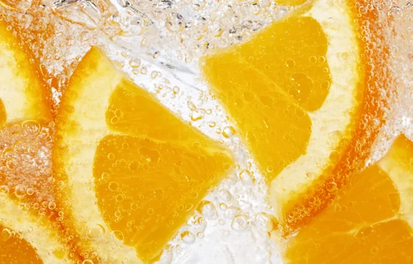 Limonada de frutas frescas con agua espumosa y cubitos de hielo —  Fotos de Stock