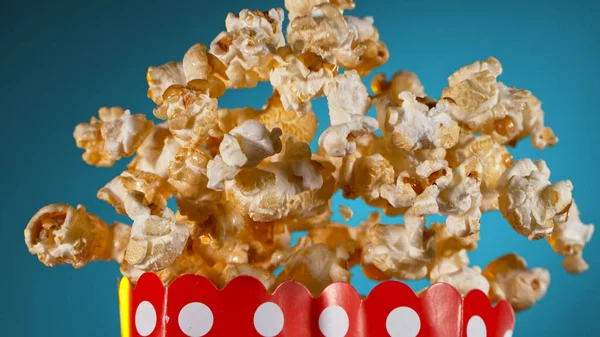 Freeze Motion von Popcorn Fliegen auf Gradienten blauen Hintergrund. — Stockfoto