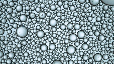 Işık Arkaplanındaki kabarcıklar taşınıyor, makro çekim.