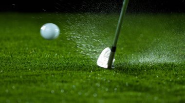 Golf sopası yakın planda bir golf topuna çarptı.