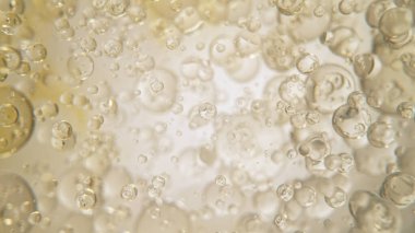 Işık Arkaplanı 'nda Yağ Kabarcıkları Taşıma, makro çekim.