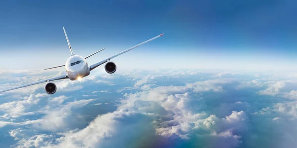 Avión Comercial Jetliner Volando Por Encima Las Nubes Dramáticas Hermosa — Foto de Stock