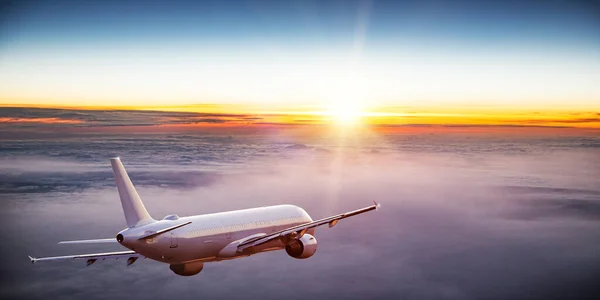 Güzel Gün Batımı Işığında Dramatik Bulutların Üzerinde Uçan Ticari Uçak — Stok fotoğraf