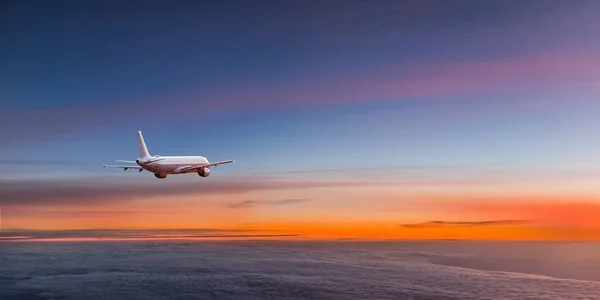 Εμπορικό Αεροπλάνο Jetliner Που Φέρουν Πάνω Από Δραματικά Σύννεφα Στο — Φωτογραφία Αρχείου