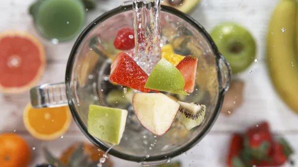 新鲜的水果和蔬菜在搅拌机中混合 顶部视图 健康饮食概念 — 图库照片
