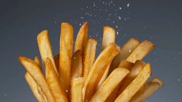 法式薯条加盐的细节镜头 — 图库照片