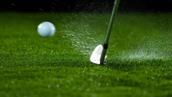 Golf Sopası Yakın Planda Bir Golf Topuna Çarptı — Stok fotoğraf